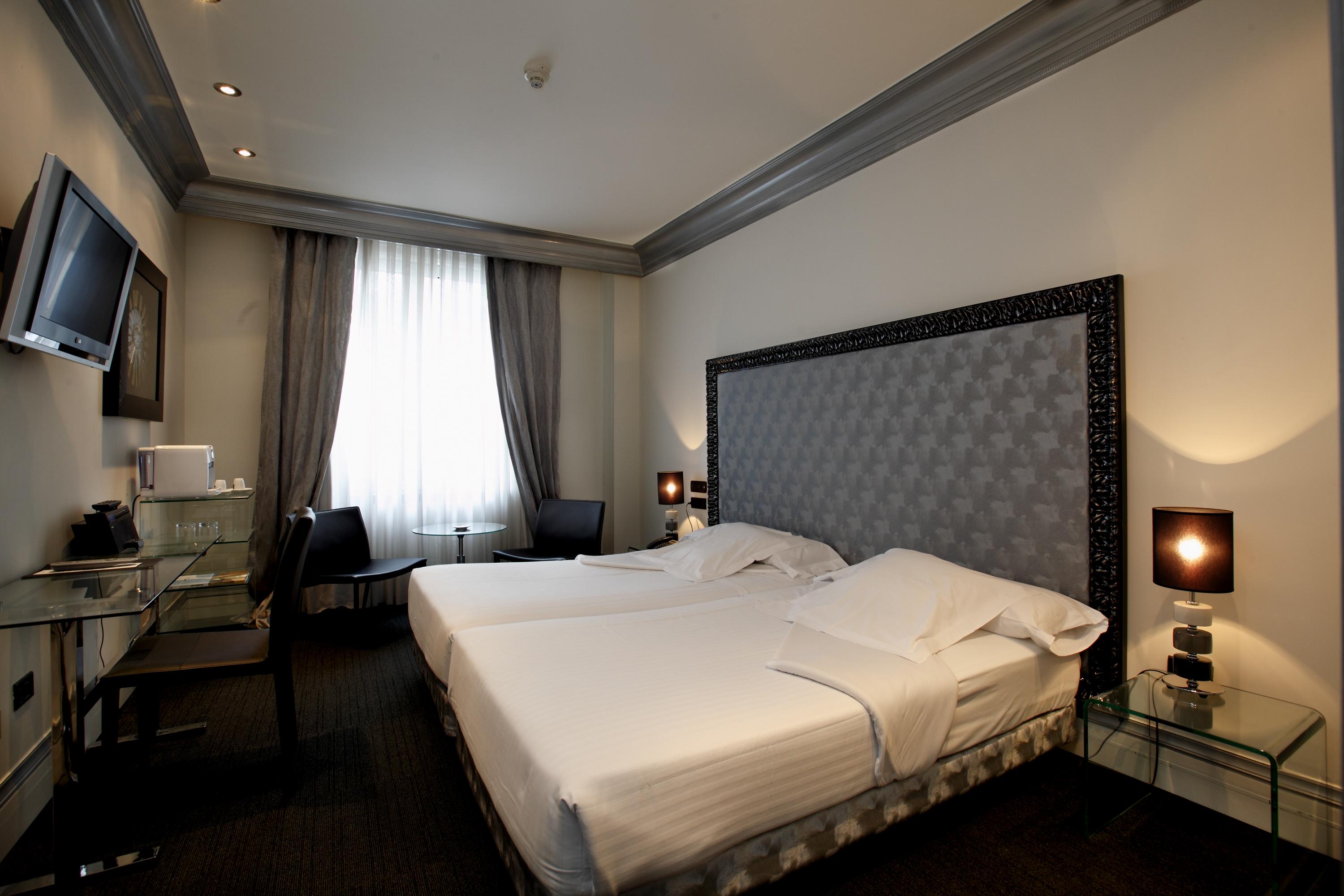 Hotel Lopez De Haro Bilbao Exterior foto A room at the hotel