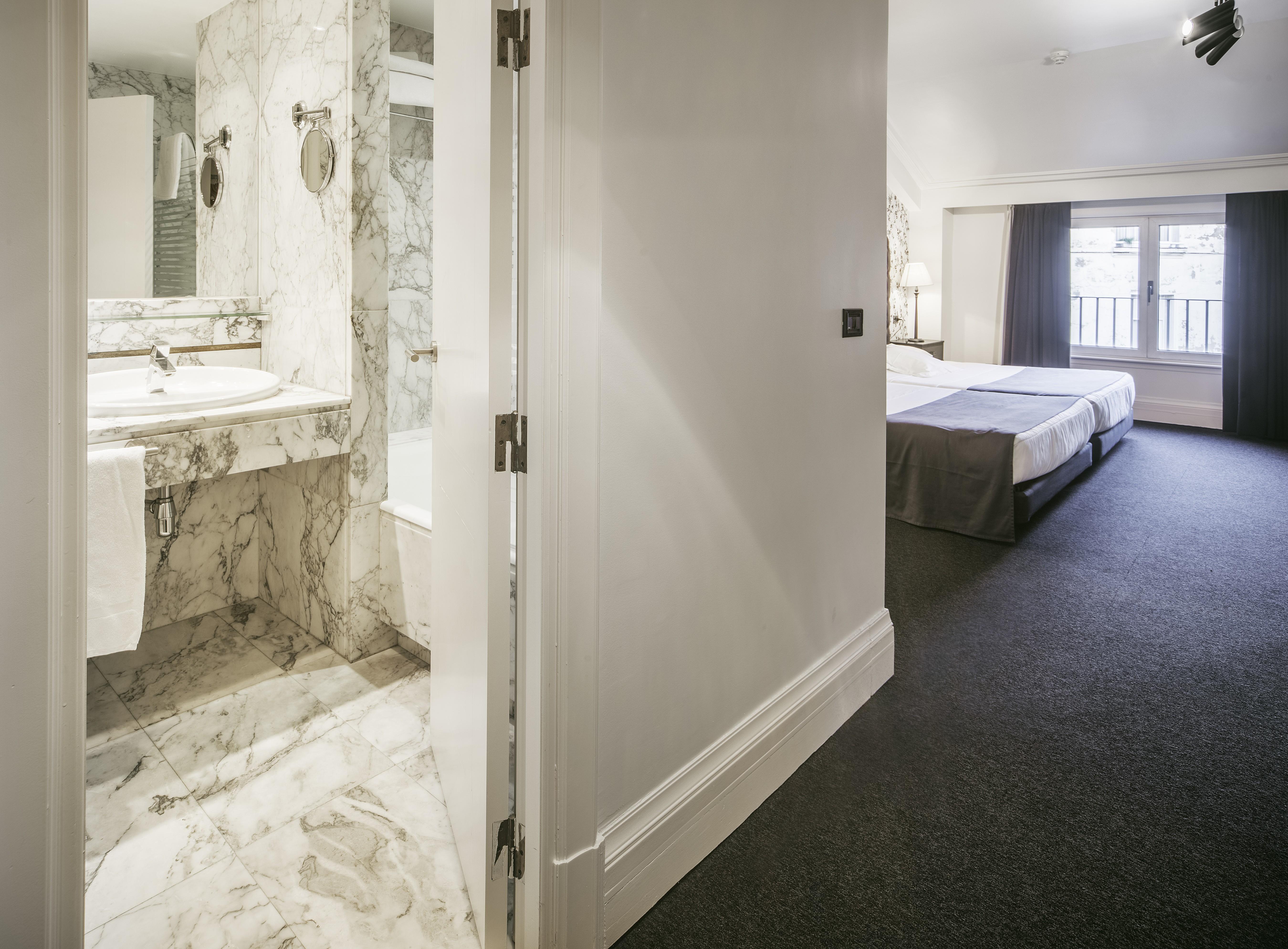 Hotel Lopez De Haro Bilbao Exterior foto A room at the hotel