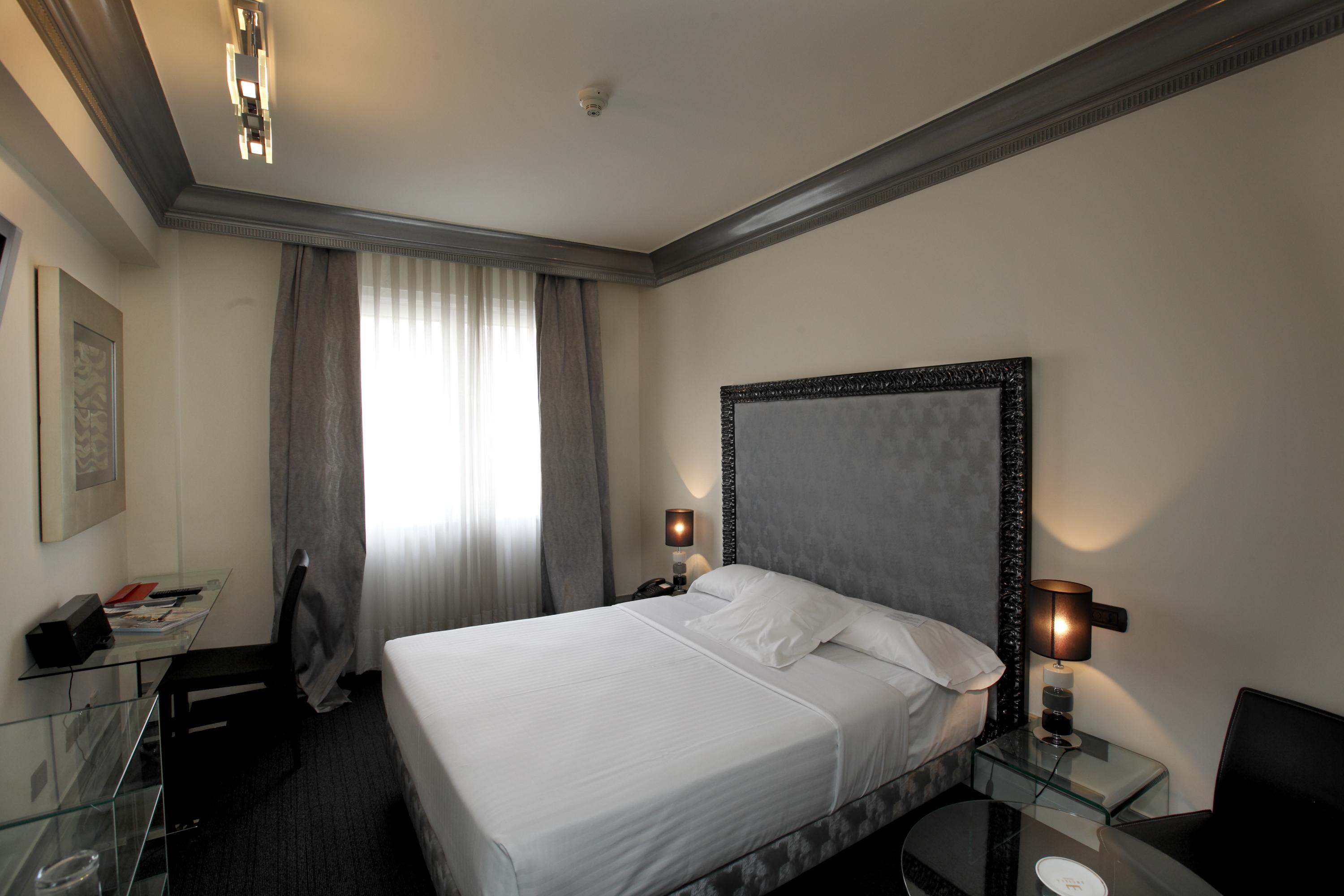 Hotel Lopez De Haro Bilbao Exterior foto A room at the hotel