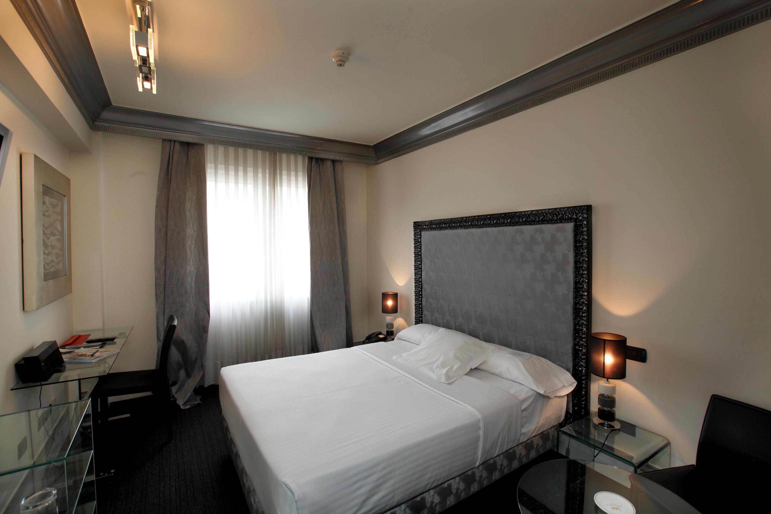 Hotel Lopez De Haro Bilbao Exterior foto A room at the hotel
