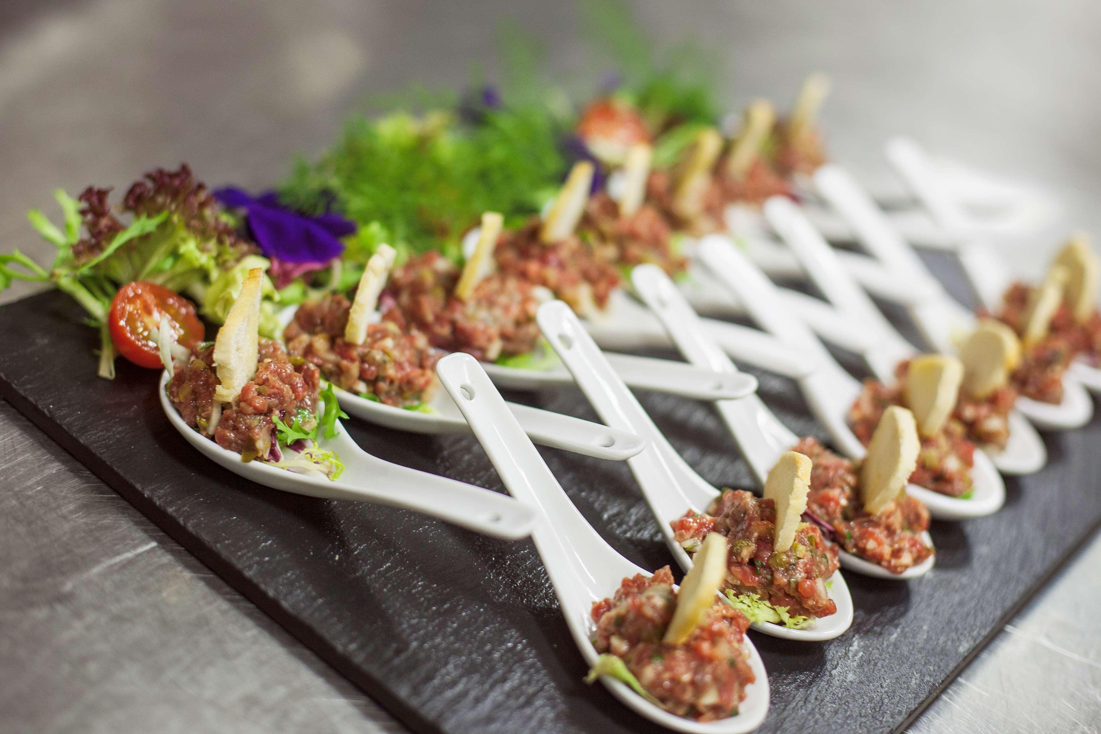 Hotel Lopez De Haro Bilbao Exterior foto A serving of beef tartar