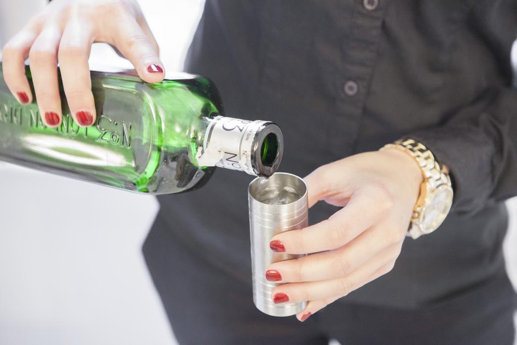 Hotel Lopez De Haro Bilbao Exterior foto A bartender pouring absinthe