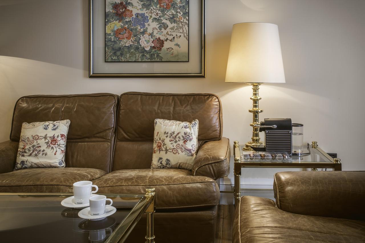 Hotel Lopez De Haro Bilbao Exterior foto A living room at the hotel